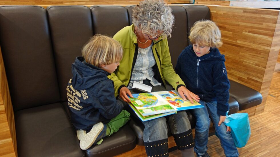 Lire des histoires aux enfants favorise leur apprentissage du langage